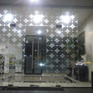 sticker kaca pada loby gedung